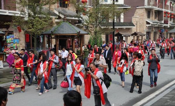 1540632568299000.jpg 3 嘉宾参观映秀镇.jpg