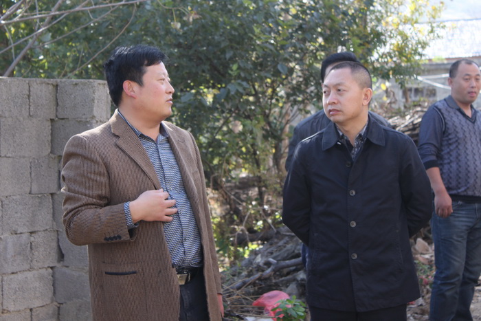 1540634611581722.jpg 4 冯世斌董事长详细了解当地情况.jpg