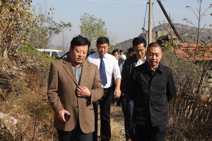 1540634771130402.jpg 1 冯世斌董事长一行来到山东省临沂市蒙阴县吉宝裕村.jpg