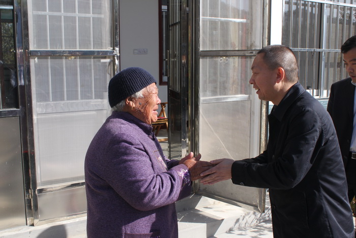 1540634778950240.jpg 2 冯世斌董事长亲切慰问八旬老人.jpg