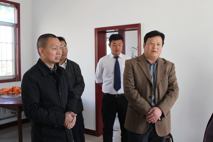 1540634788665219.jpg 3 董事长一行在老人家中和大家亲切交谈.jpg