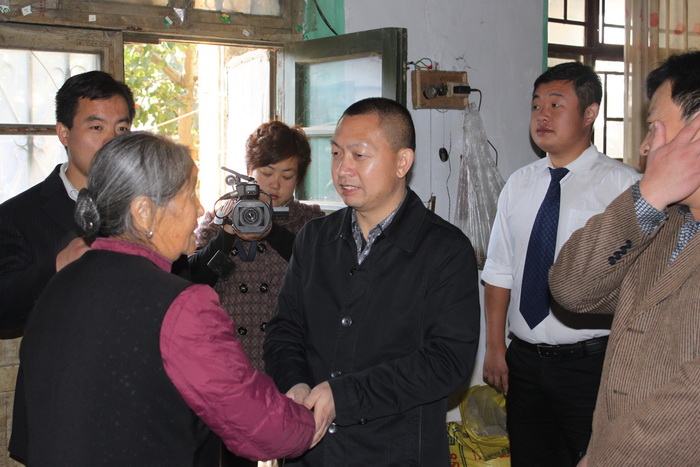 1540634799446166.jpg 4 董事长一行一一走访了村里各家各户.jpg