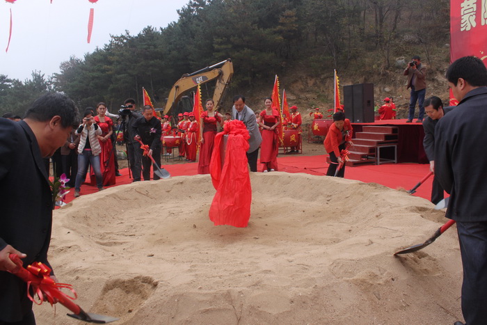 1540634967288216.jpg 3 各级领导、公司董事长挥铲奠基.jpg