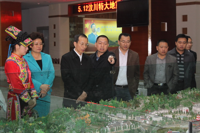 1540635283377560.jpg 1 谢金峰书记在冯世斌董事长的陪同下参观水磨镇.jpg