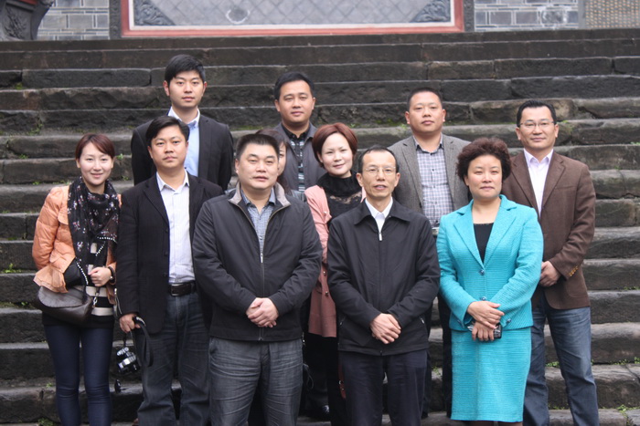 1540635312177162.jpg 2 考察团一行在水磨镇大爱无疆文字墙合影留念.jpg