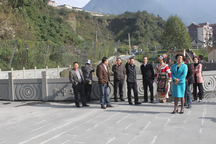 1540635382635698.jpg 4 考察团一行参观震中石和公司停车场.jpg