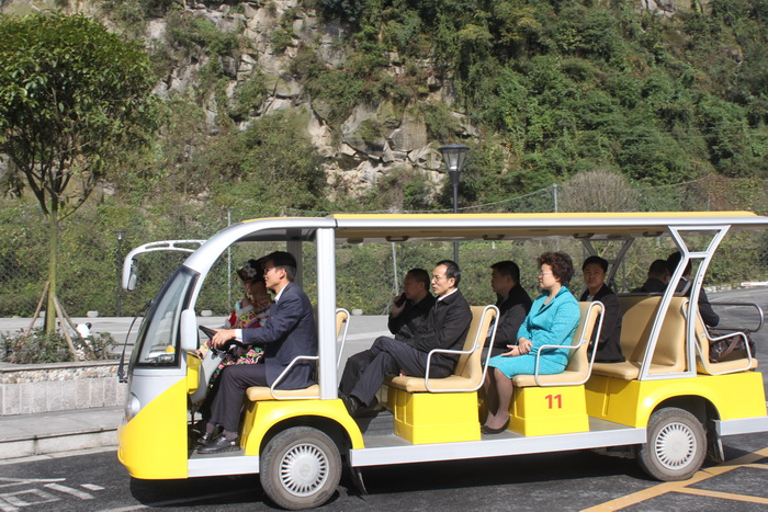 1540635396315569.jpg 5 谢书记一行乘坐观光车游览景区.jpg