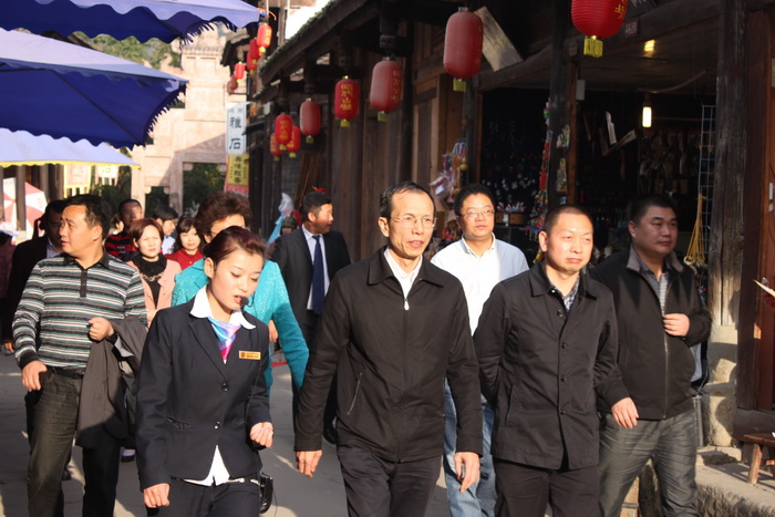 1540635435817805.jpg 7 考察团一行参观昭化古城.jpg