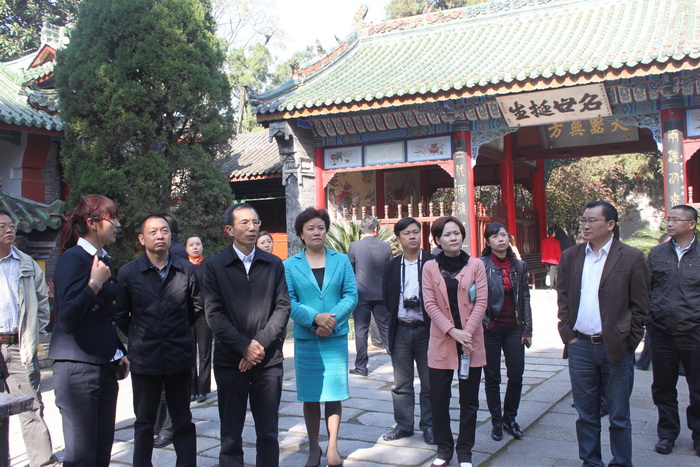 1540635448532302.jpg 9 谢书记饶有兴致地聆听讲解员讲解三国故事.jpg