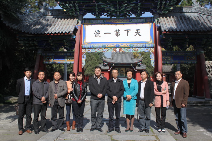 1540635455409473.jpg 10 武侯祠合影留念.jpg