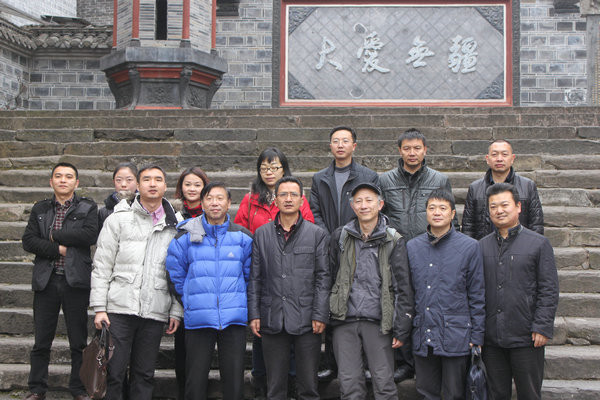 1540635476703798.jpg 1 专家检查组一行在大爱无疆文字墙前合影.jpg