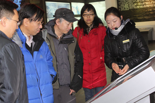 1540635483889214.jpg 2 专家检查组仔细听取公司景区讲解员的解说.jpg