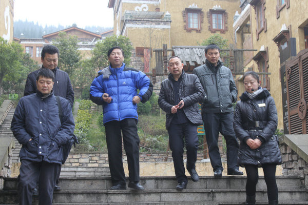 1540635494446055.jpg 4 冯世斌董事长亲切陪同专家检查组一行.jpg