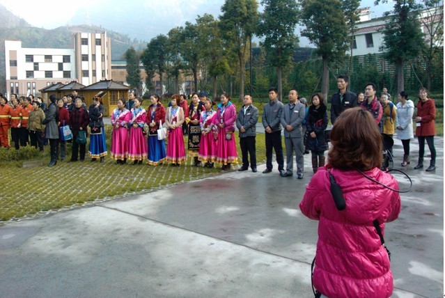 1540635912799508.jpg 1 公司员工与当地居民在一起.jpg