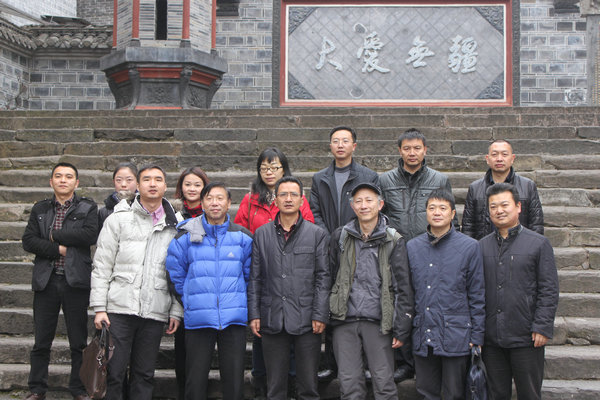 1540637289326822.jpg 1专家检查组一行在大爱无疆文字墙前合影.jpg