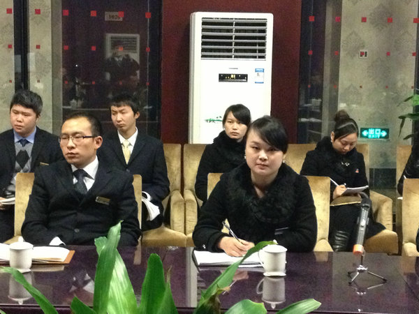 1540637533240066.jpg 2 水磨公司总经理李晏子和水磨福利酒店总经理伍红等管理人员.jpg