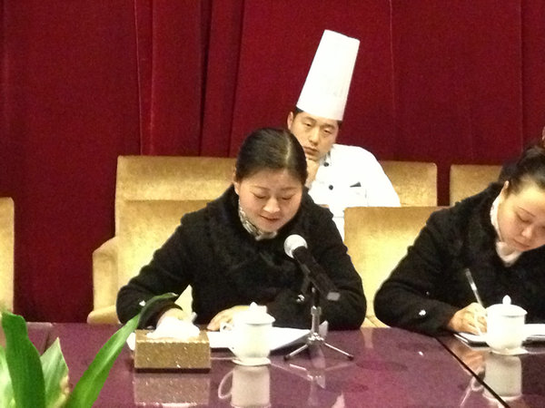 1540637538939955.jpg 3 映秀大酒店总经理苏晓琴在发言.jpg