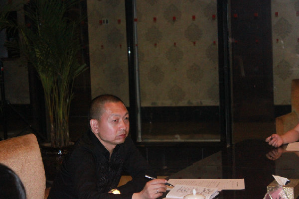 1540637776556200.jpg 3 冯世斌董事长在认真听取意见.jpg