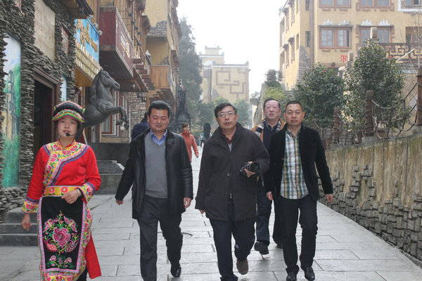 1540695612971757.png 蒋齐康秘书长一行走在羌城的小道上.png