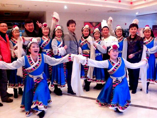 4 大家兴高采烈地合影.jpg