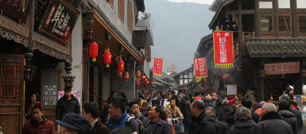 1540696734509493.jpg 3 各景区均游人如织,人山人海,图为水磨古镇.jpg