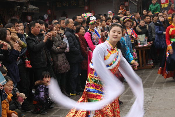 1540696968852624.jpg 4 热情似火、激情舞动的藏族姑娘.jpg