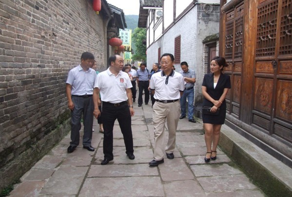 1540697762557182.jpg 3 上图为我公司行政部经理张靖向张邦凯主任、李永清局长汇报景区开发及经营现状。.jpg