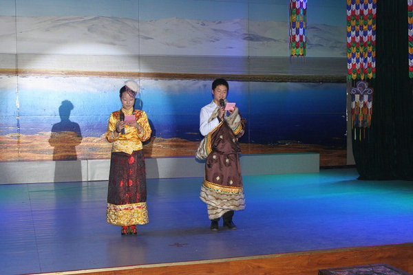 1540703901661815.jpg 1 藏族主持人.jpg