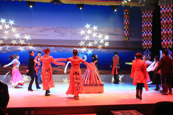 1540703913461024.jpg 3 观众朋友们和演员一起跳起欢快的锅庄.jpg