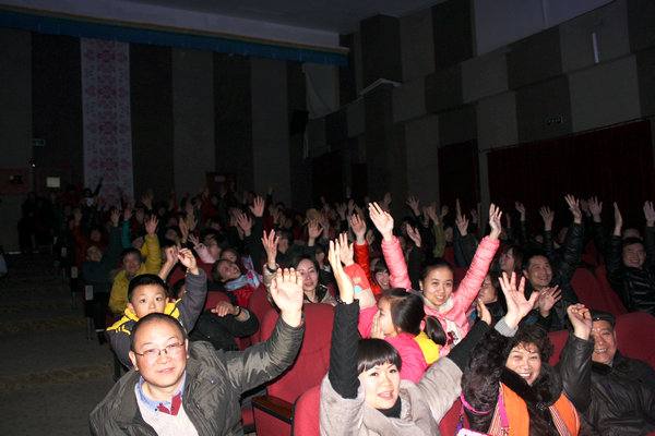 1540703918837312.jpg 4 观众们踊跃参与活动.jpg