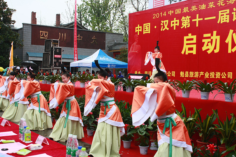 1540705347488065.jpg 2 图2:再现三国神韵的汉服表演) 副本.jpg