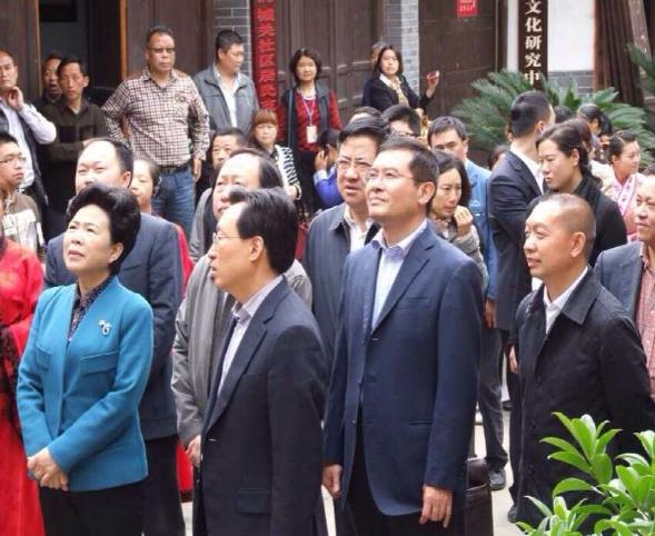 1540705575896289.jpg 1 (图1.副省长黄彦蓉在我司相关领导的陪同视察调研昭化古城景区).jpg