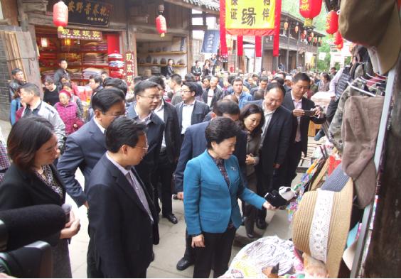 1540705585328173.jpg 3 (图3.副省长黄彦蓉、省旅游局局长郝康理等领导查看昭化古城旅游纪念品).jpg