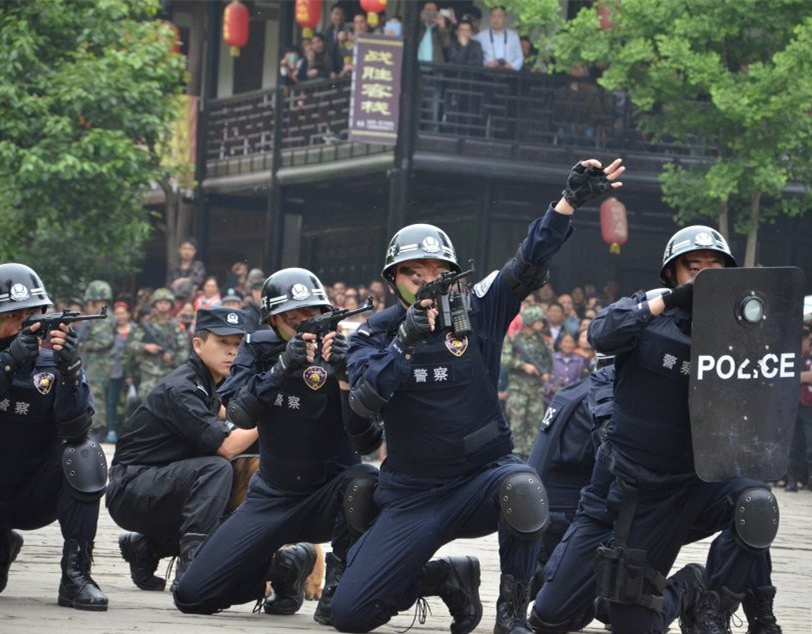 1540706510812185.jpg 3 (图3.模拟现场:警方严密部署,想方设法解救被困人质).jpg