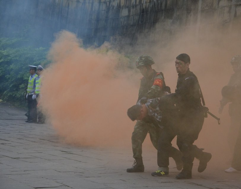 1540706524228701.jpg 5 (图5.模拟现场:歹徒被制服).jpg